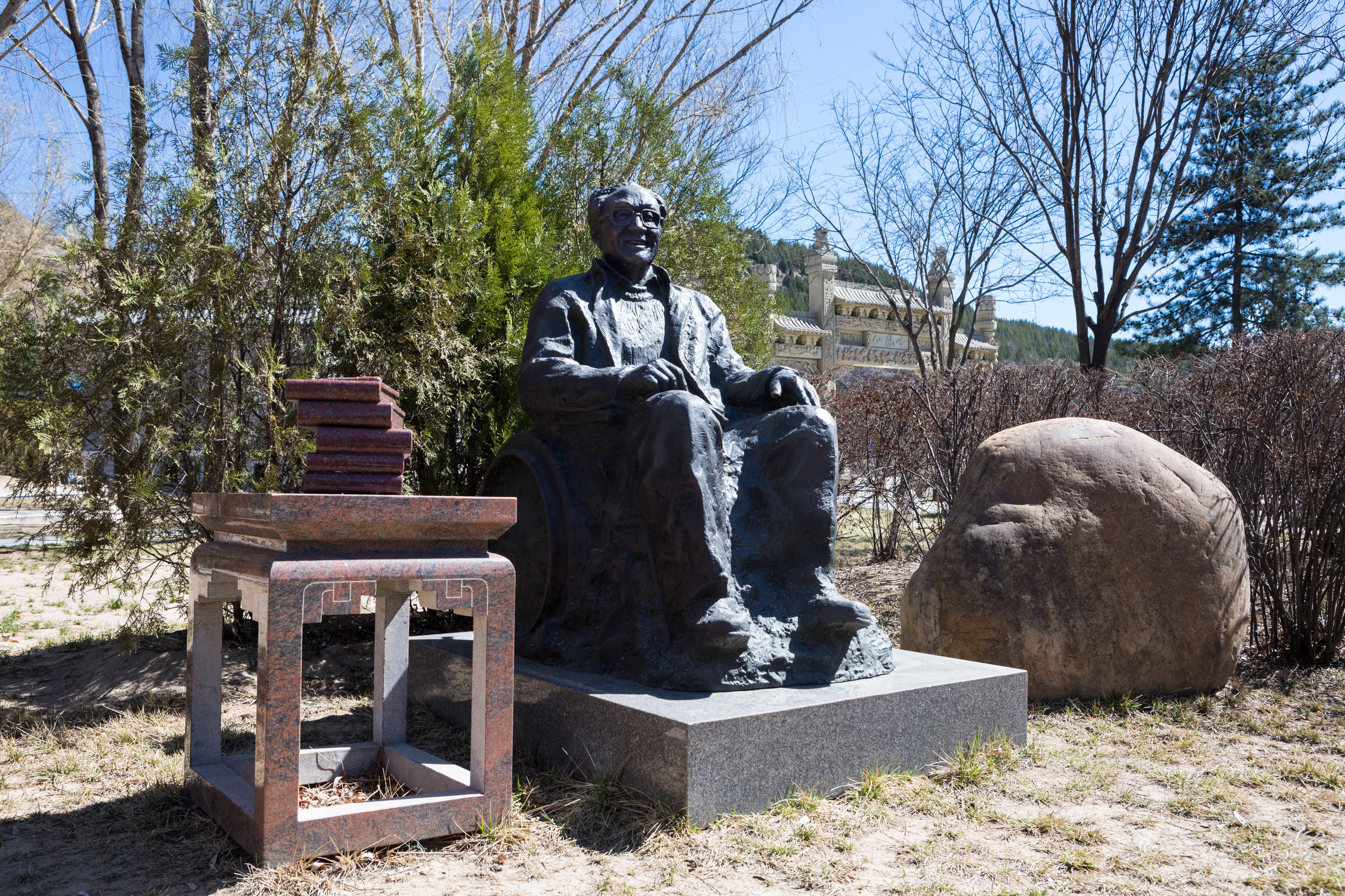 史铁生雕塑：：生命的坚韧与智慧的传承