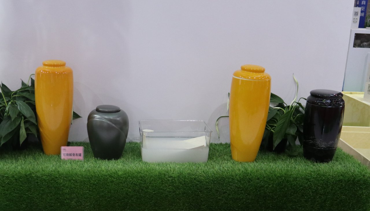 生命最后的礼物：：一只可降解骨灰坛种出的绿色未来